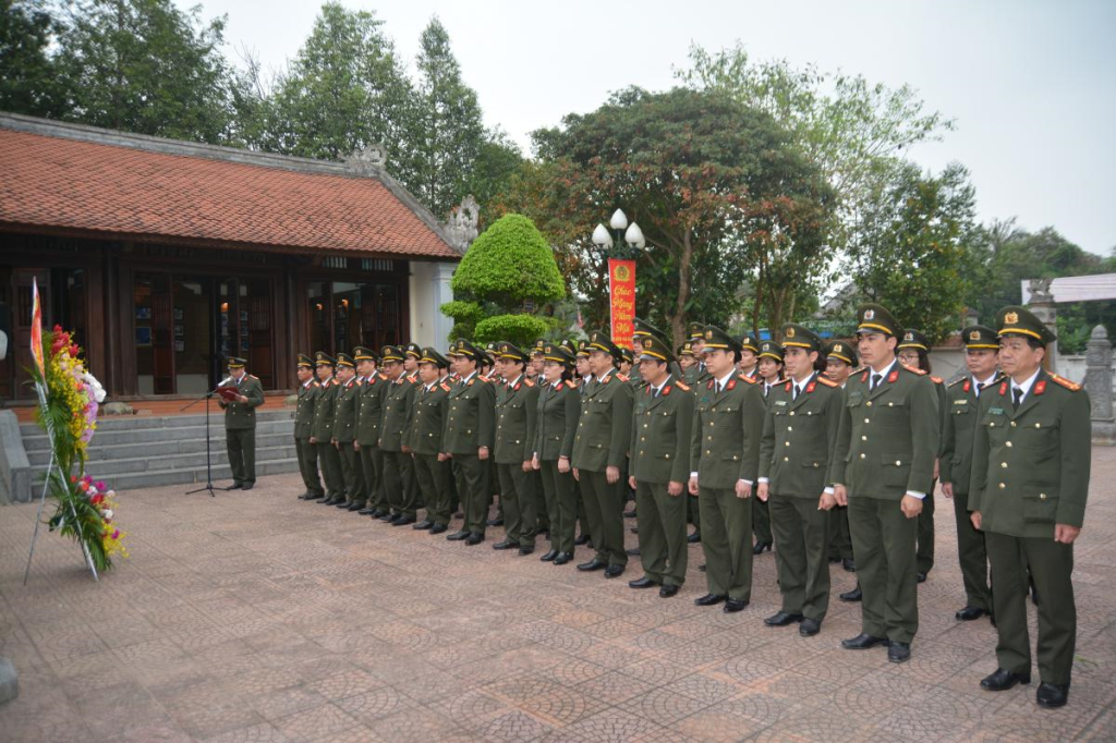 Đoàn cán bộ Học viện Chính trị Công an nhân dân dâng hoa, dâng hương tại Nhà tưởng niệm Bộ trưởng Bộ Công an Trần Quốc Hoàn.