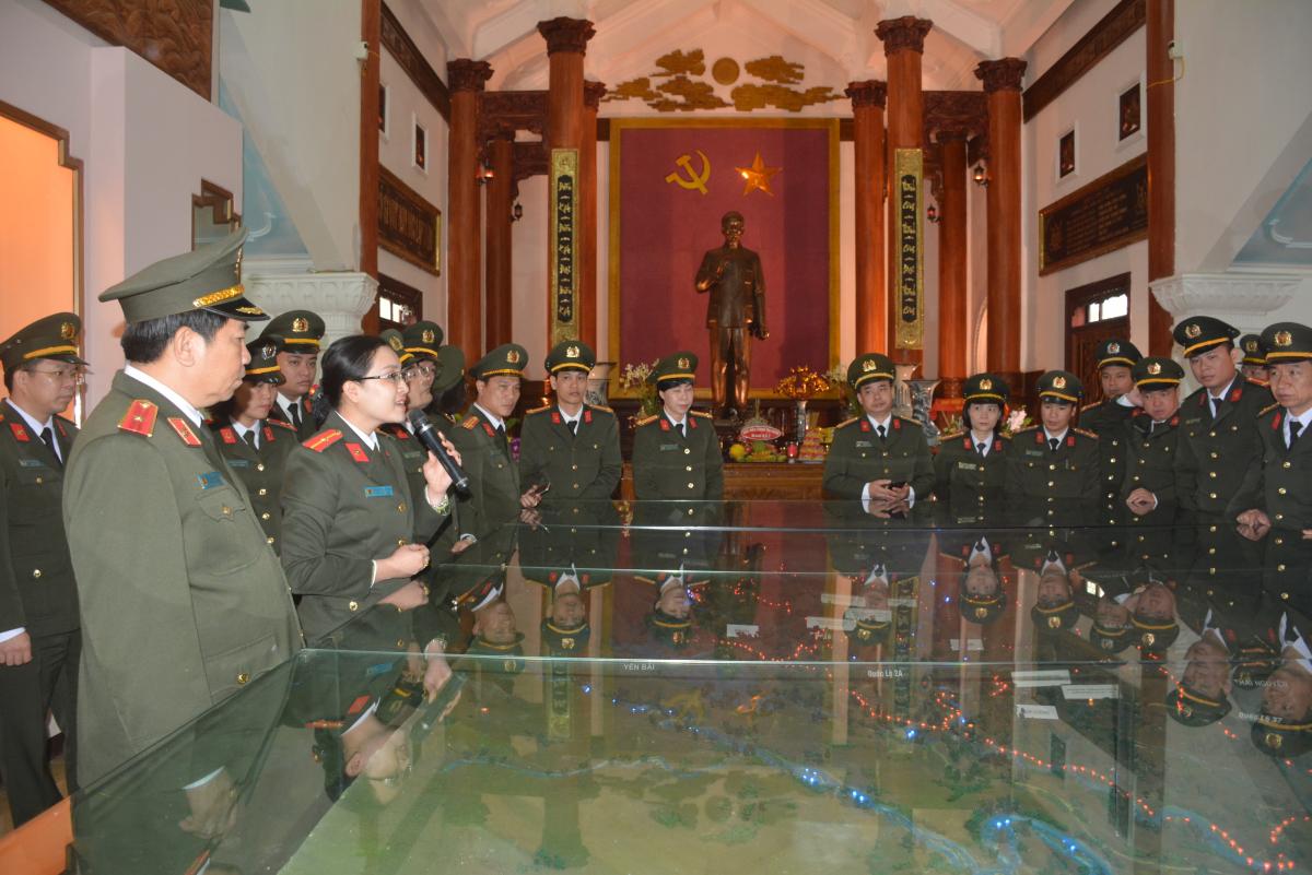 Đoàn công tác ôn lại lịch sử truyền thống hào hùng của lực lượng Công an nhân dân Việt Nam