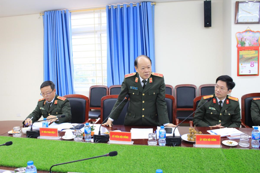 Đồng chí Thiếu tướng, GS. TS Bùi Quảng Bạ, nguyên Phó Tổng cục trưởng Tổng cục An ninh, Ủy viên Hội đồng phát biểu