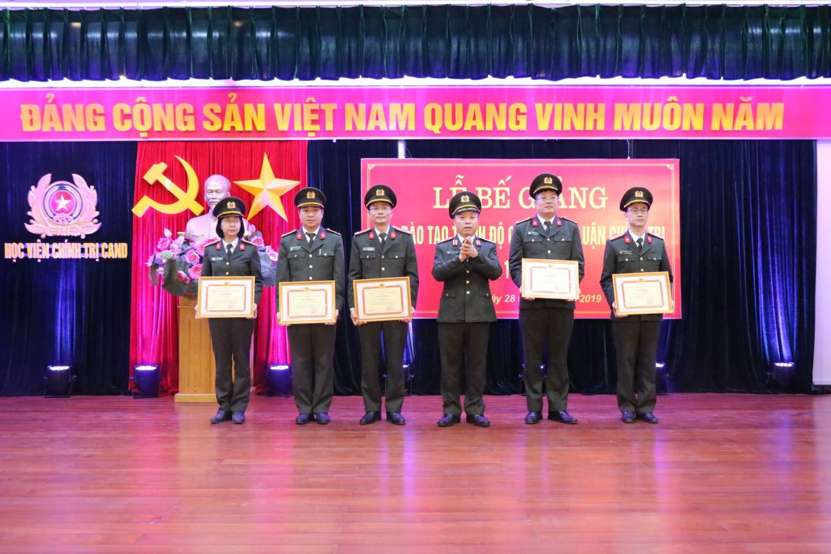 Đồng chí Thiếu tướng, PGS.TS Phan Xuân Tuy, Phó Giám đốc Học viện Chính trị Công an nhân dân trao Giấy khen của Giám đốc Học viện cho các học viên đạt thành tích xuất sắc trong học tập của khóa 13