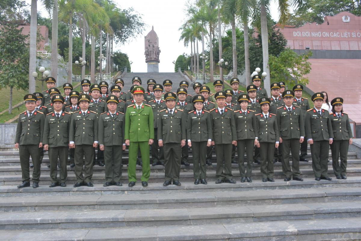 Đoàn chụp ảnh lưu niệm tại Đài tượng niệm các Anh hùng liệt sĩ CAND