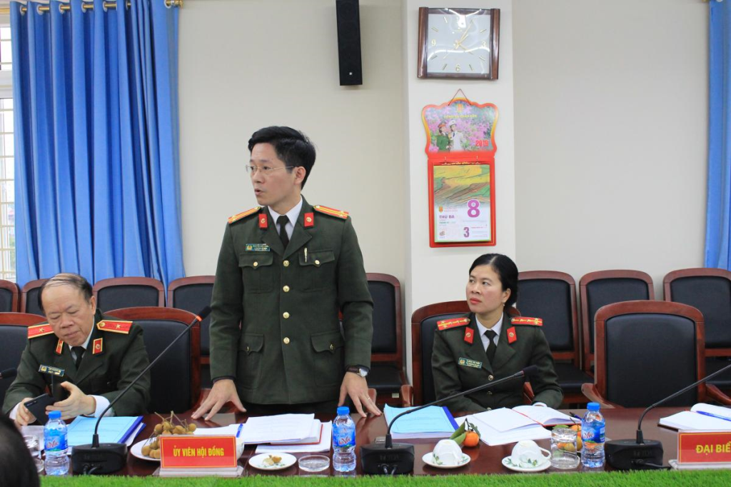 Đồng chí Trung tá Nguyễn Anh Tuấn, Phó Trưởng Bộ môn Pháp luật  và Nghiệp vụ Công an phát biểu