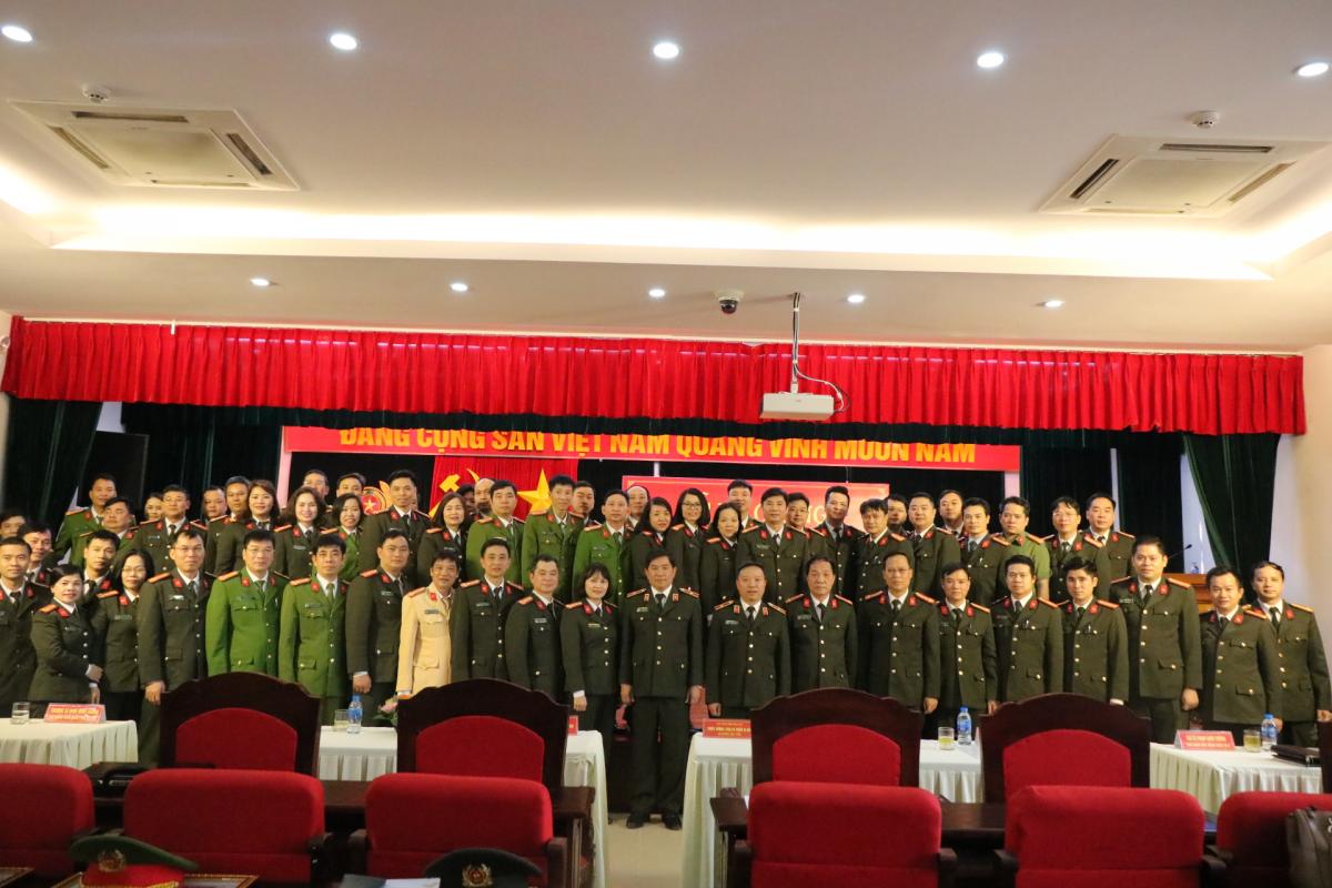 Các đại biểu và học viên tham dự buổi Lễ bế giảng chụp ảnh lưu niệm