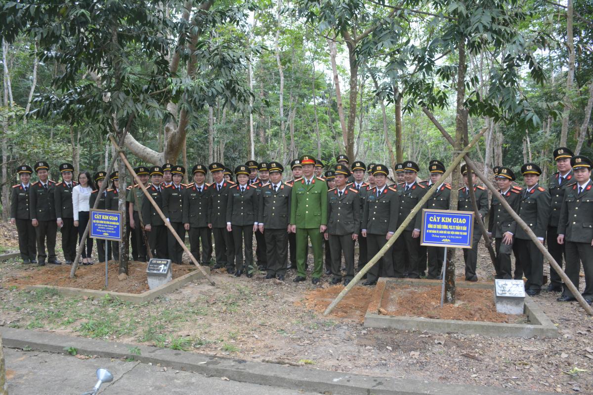 Đoàn chụp ảnh lưu niệm
