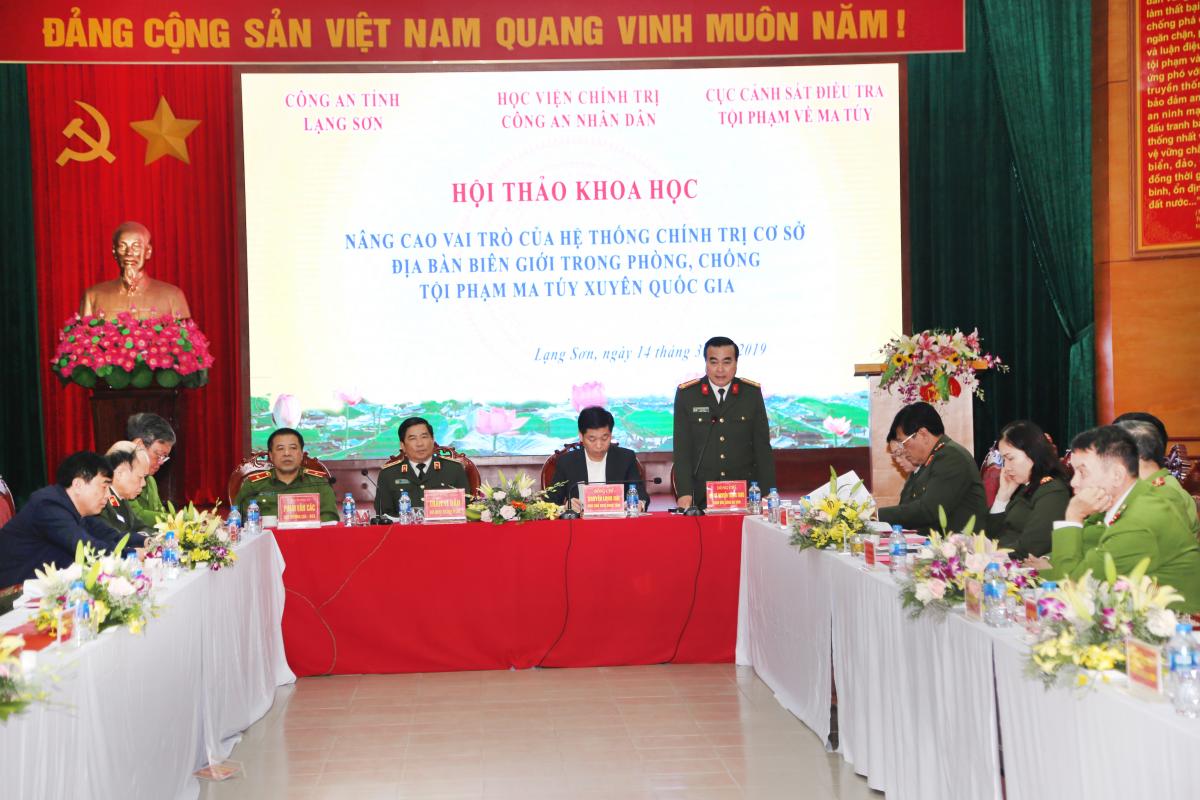 Đồng chí Đại tá Nguyễn Trung Thực, Giám đốc Công an tỉnh Lạng Sơn phát biểu tại Hội thảo