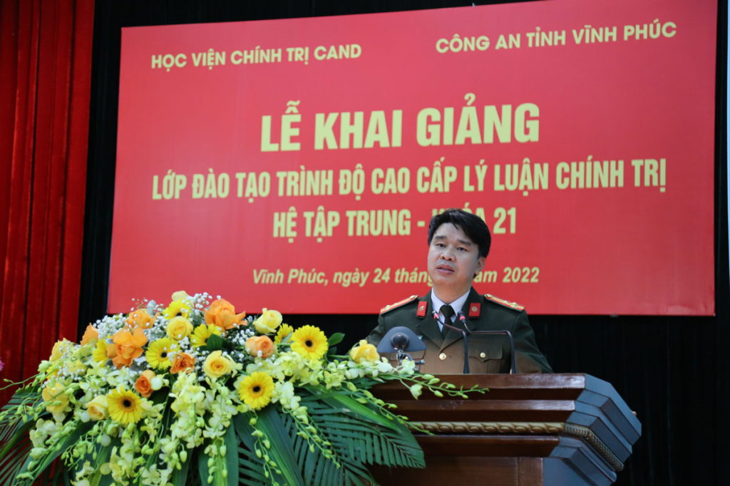 Đồng chí Thượng tá Nguyễn Văn Công, Phó Giám đốc Công an tỉnh Vĩnh Phúc phát biểu tại buổi lễ