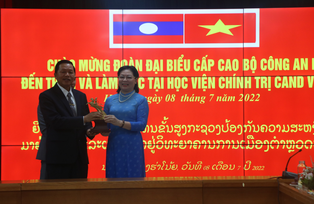 Đồng chí Thứ trưởng và đồng chí Phó Giám đốc Học viện tặng quà lưu niệm cho Học viện và Đoàn đại biểu cấp cao Bộ Công an Lào