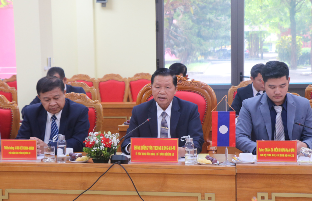 Đồng chí Trung tướng Văn – Thoong – Kong – ma – ni, Ủy viên Trung ương Đảng Nhân dân cách mạng Lào, Thứ trưởng Bộ Công an Lào phát biểu tại buổi làm việc