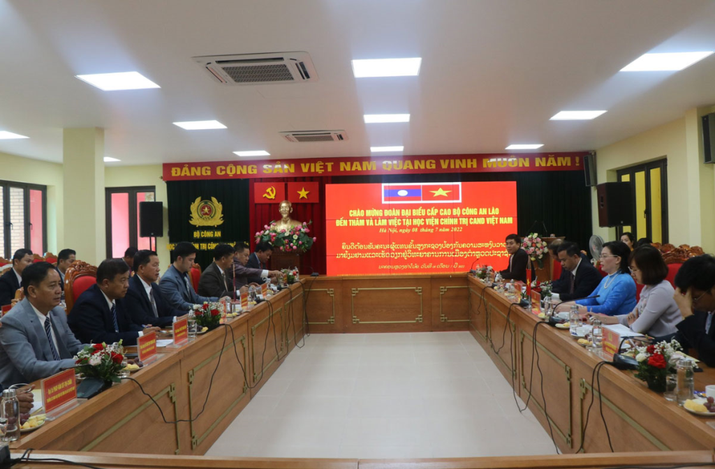 Quang cảnh buổi làm việc