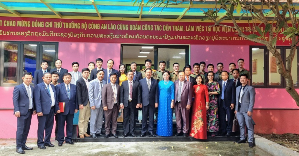 Các đồng chí đại biểu tham dự buổi làm việc chụp ảnh lưu niệm